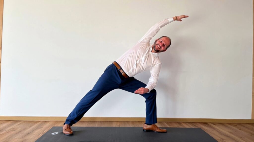 Yoga Übung beim Business Yoga im Büro in Bretten - Entspannung und Stressabbau am Arbeitsplatz