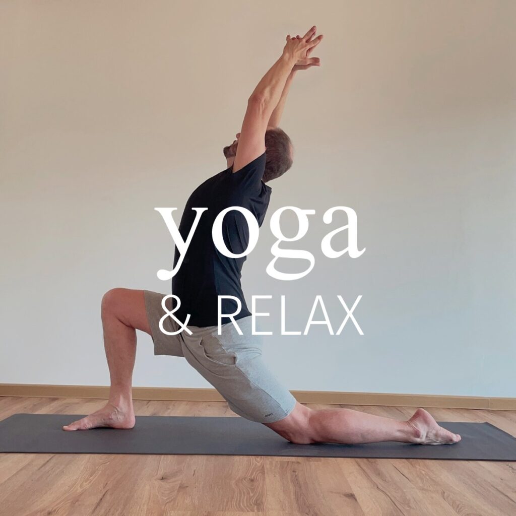 Person übt Halbmond-Pose (Ardha Chandrasana) in einem Yoga Relax Kurs in Bretten, entspannte Atmosphäre, Anfängerfreundlich