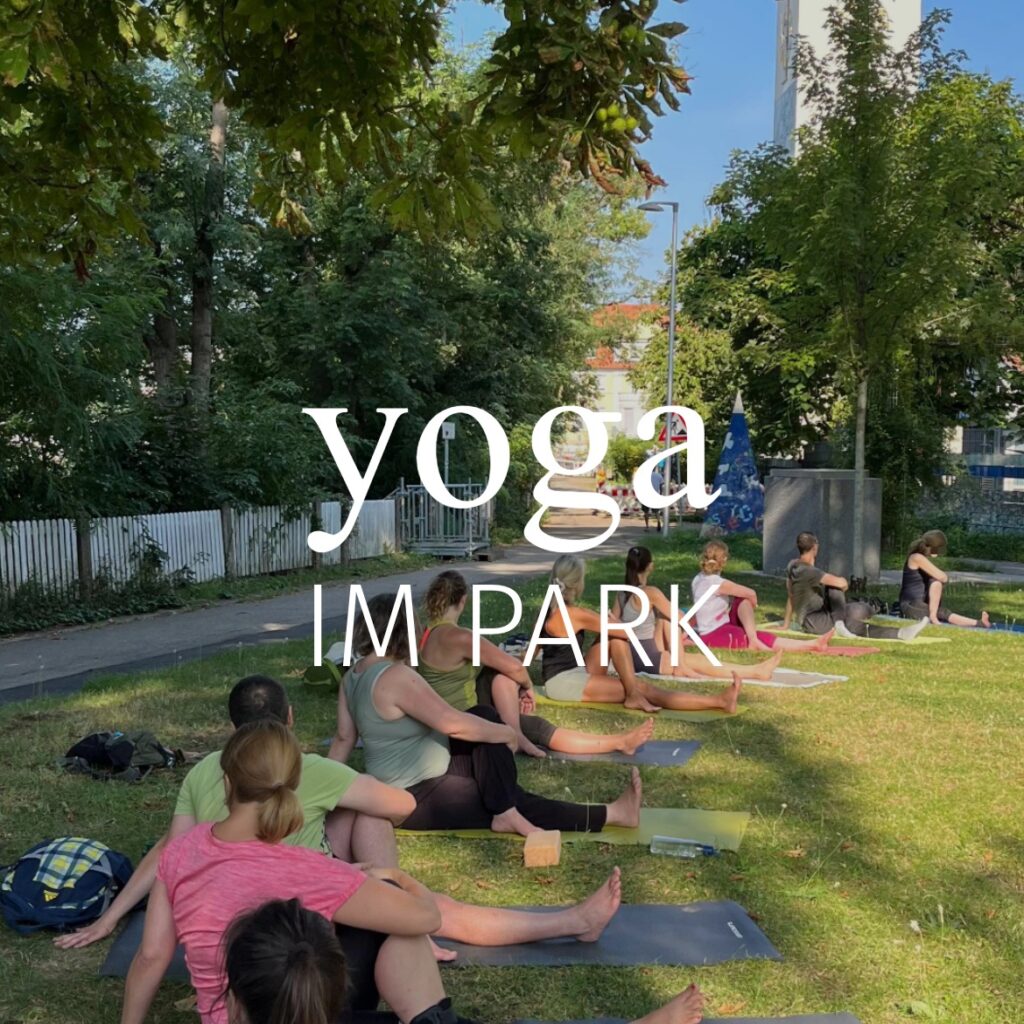 Gruppe von Teilnehmern praktiziert Yoga im Park in Bretten, entspannte und sonnige Atmosphäre, Anfängerfreundlich