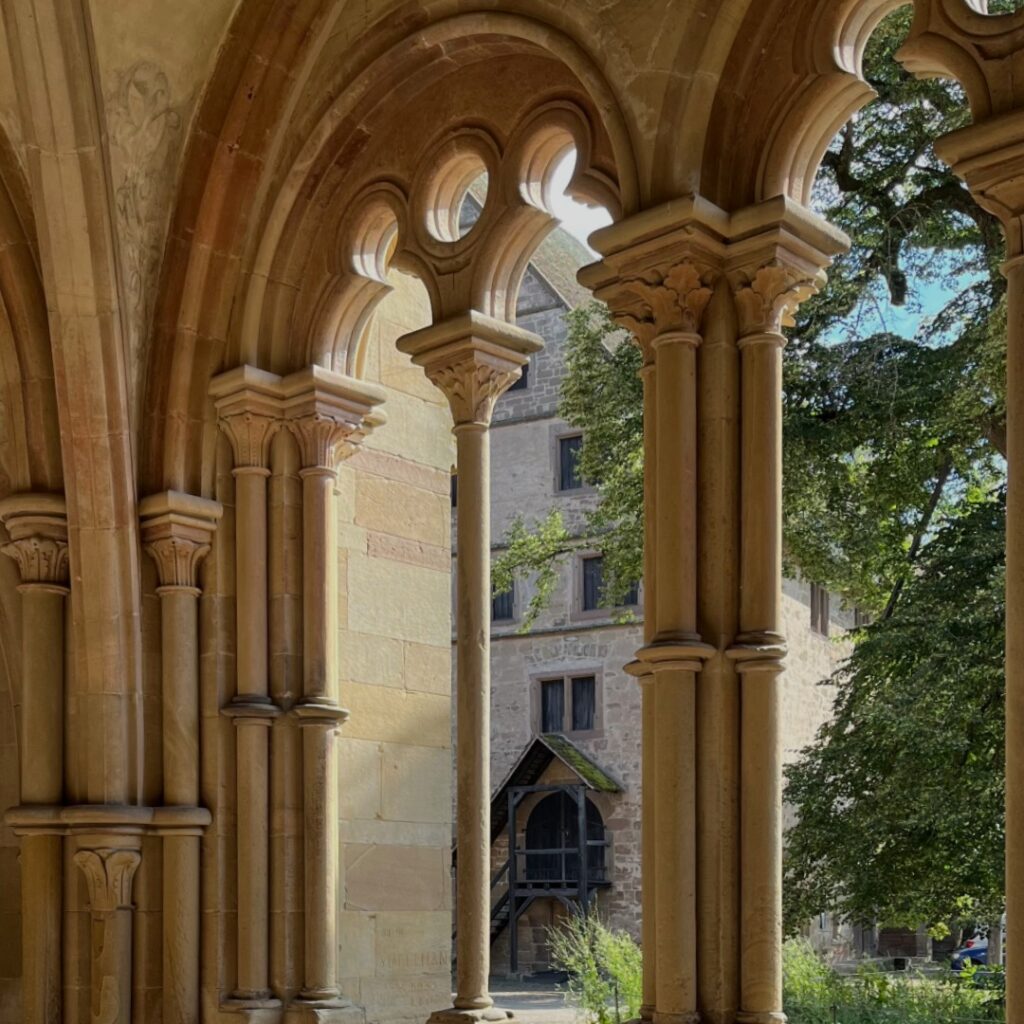 Yoga im Kloster Maulbronn - Sanfte Übungen und Dehnungen im historischen Klostergarten