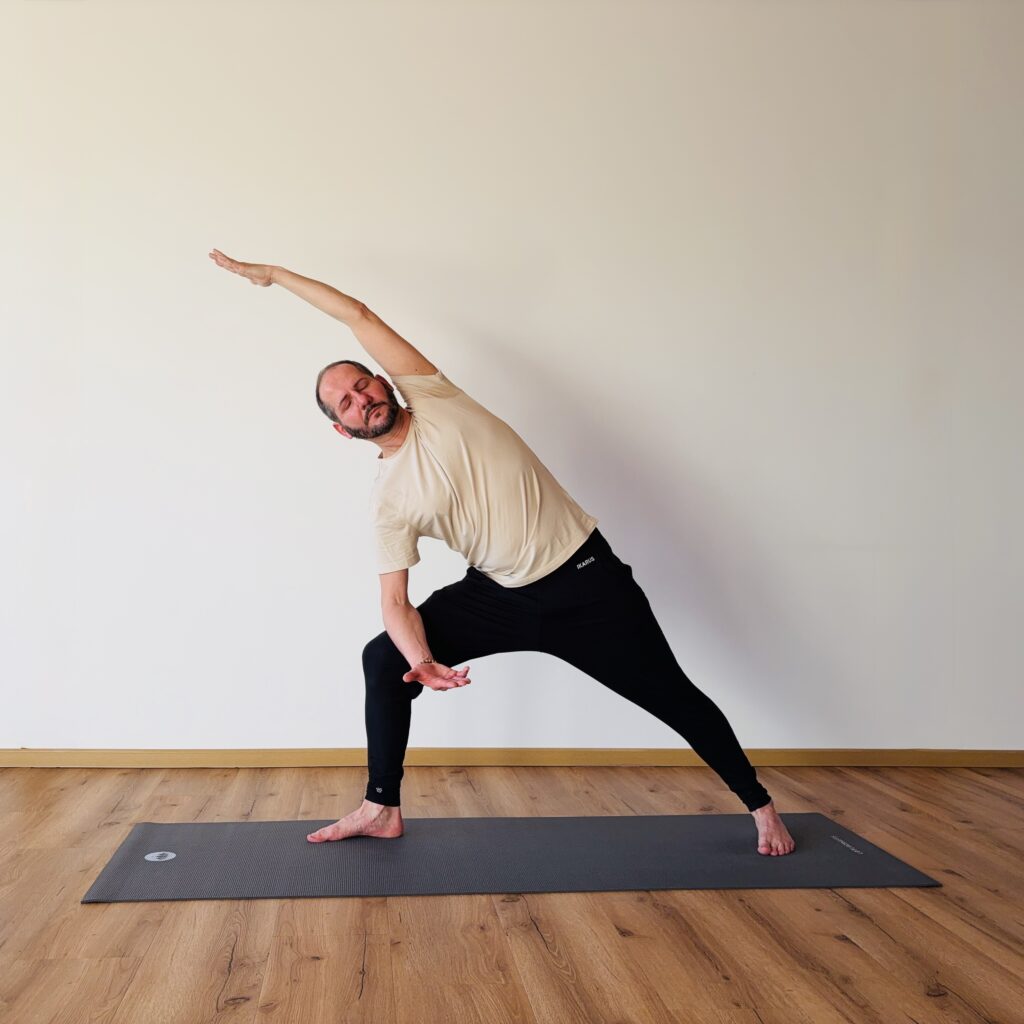 Person beim Hatha Yoga in einem Yoga Relax Kurs in Bretten, entspannte Atmosphäre, Anfängerfreundlich
