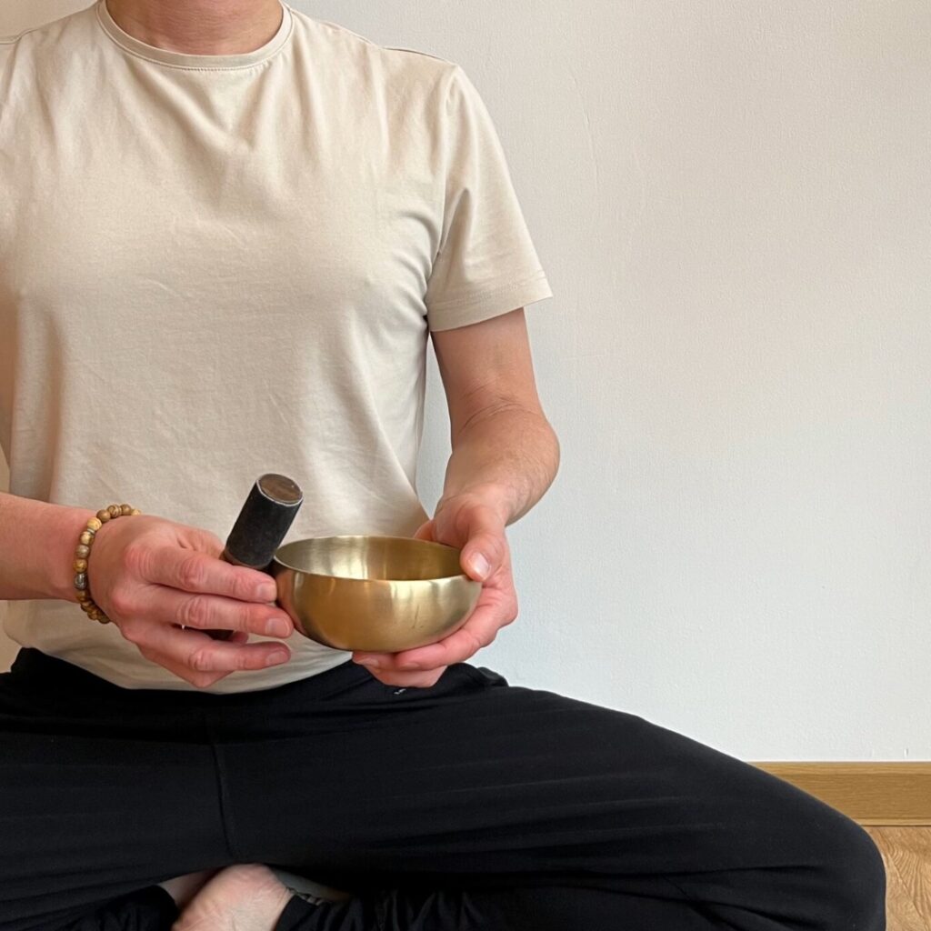 Person mit Klangschale beim Meditieren in Bretten - Meditationskurs