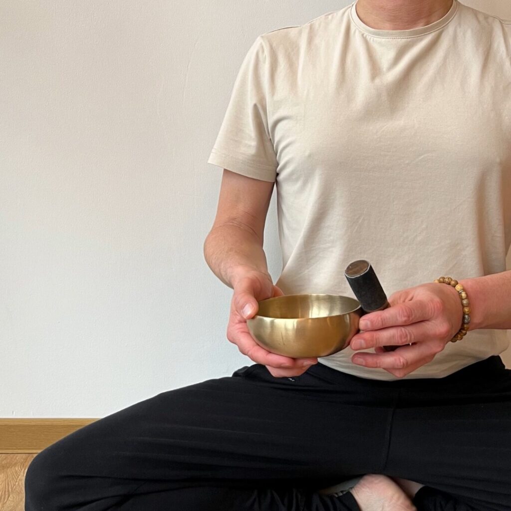Person mit Klangschale beim Meditieren in Bretten - Meditationskurs