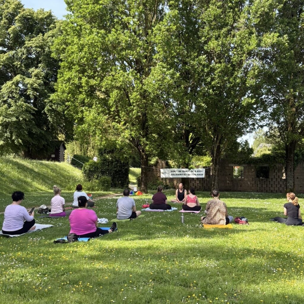 Yogagruppe beim Spenden-Yoga im Enzauenpark Pforzheim auf der grünen Parkwiese