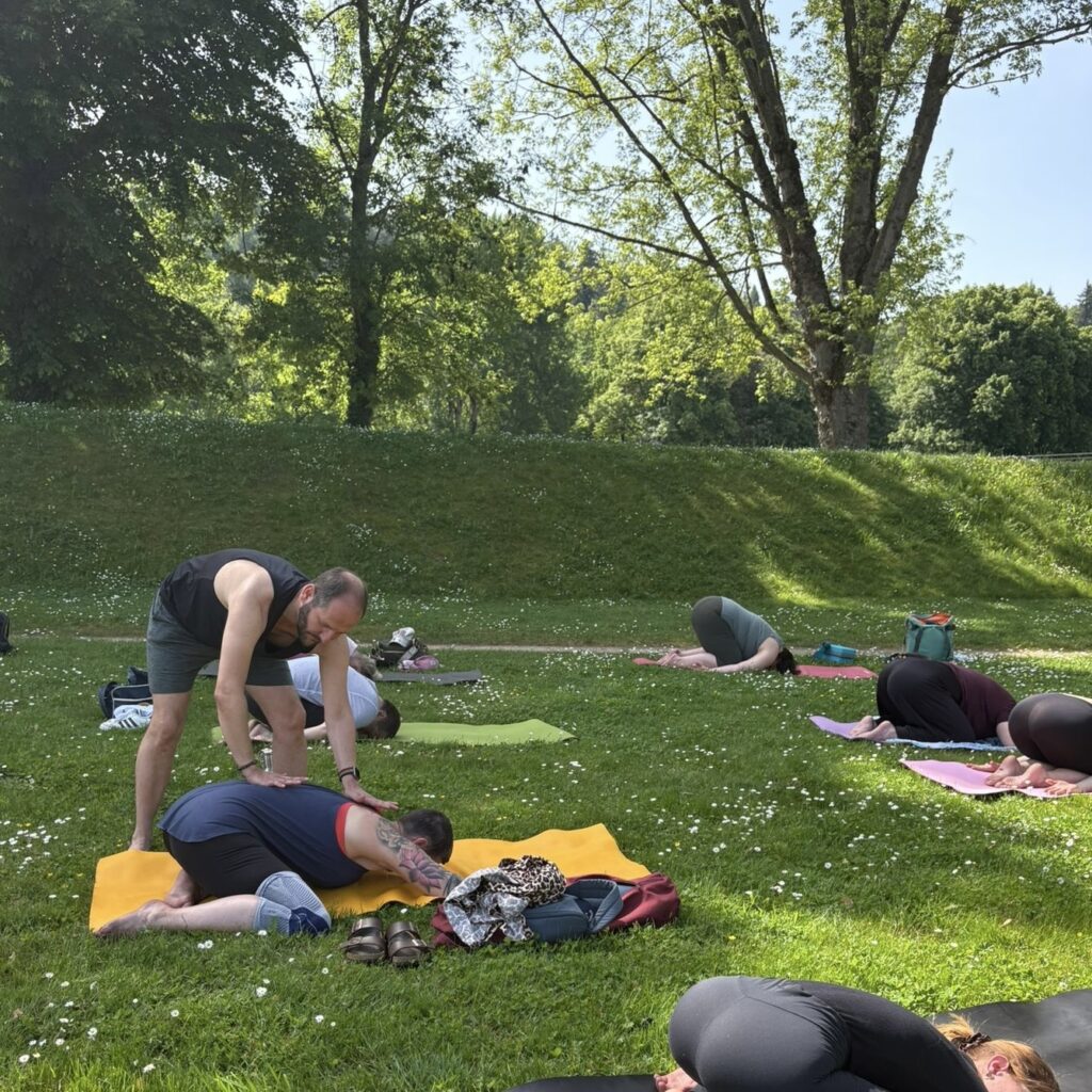 Teilnehmer entspannen in Balasana beim Outdoor Yoga in Pforzheim mit persönlicher Anleitung